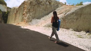 Kanyon çantasıyla yürüyen güzel kadın