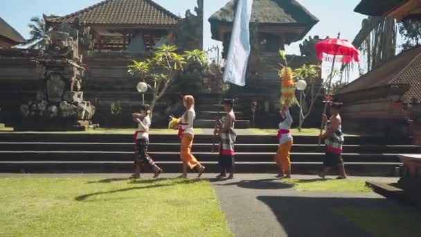 Balinese processie gonna tempel met aanbod — Stockvideo