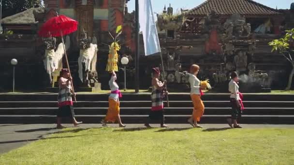 Балийская процессия, идущая в храм с приношениями — стоковое видео