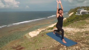 Yoga, ben poz savaşçı yaparken kadın,