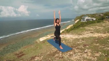 Yoga, ben poz savaşçı yaparken kadın,