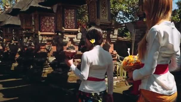 Балийская процессия, идущая в храм с приношениями — стоковое видео