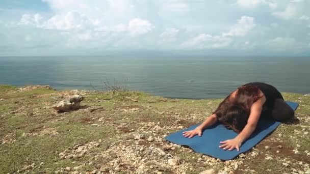 Mujer estirándose en postura de loto de yoga — Vídeos de Stock