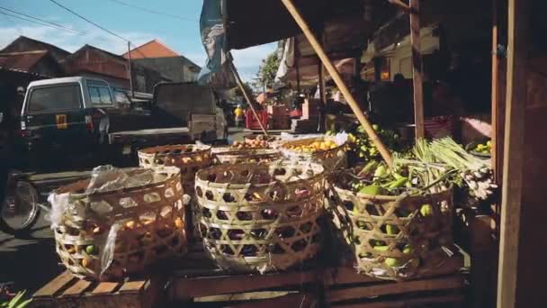 Wicker baskets in balinese market street — Stock Video