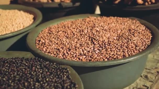 Орехи и крупы в мисках на балийском рынке — стоковое видео