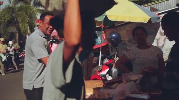 バリの市場で唐辛子を購入 — ストック動画
