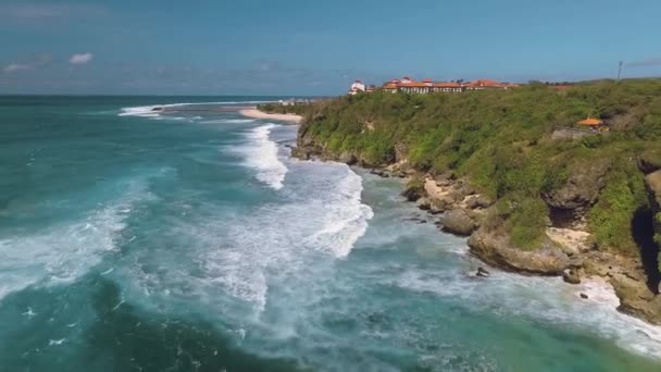 Vista aérea da costa do penhasco no sul de Bali — Vídeo de Stock