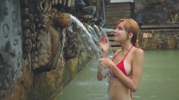 Giovane donna sotto corrente d'acqua in sorgenti calde — Video Stock