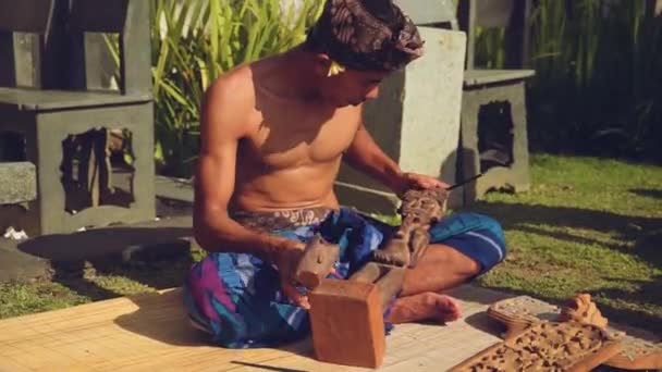 Balinesiska mannen carving en trä statyett — Stockvideo