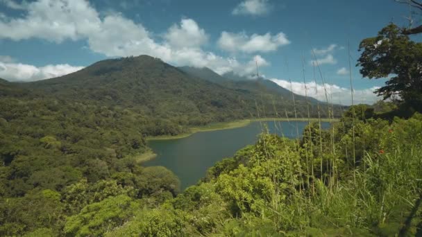Tamblingan göl ve dağ manzaralı bir tepenin üzerinden — Stok video