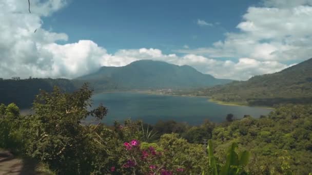 Vue sur le lac et la montagne depuis une colline, lac Buyan — Video