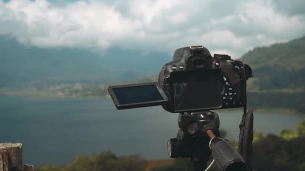 보얀 호수와 산의 사진을 찍고 삼각대에 카메라 — 비디오