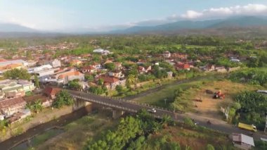 Bubunan kentindeki Seririt, Kuzey Bali, arka plan dağlarda havadan görünümü