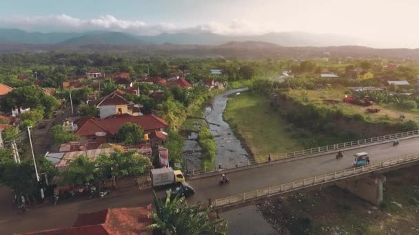 Bubunan 镇，Seririt，北巴厘岛，在背景中的山鸟瞰图 — 图库视频影像