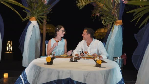 装飾された展望台でワインとロマンチックなディナーを楽しむ若いカップル — ストック動画