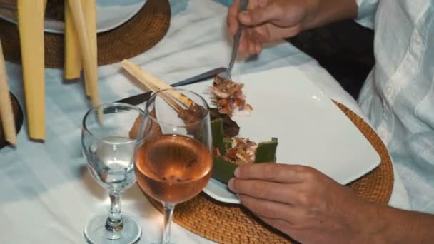 Primer plano de la comida balinesa en la cena — Vídeo de stock