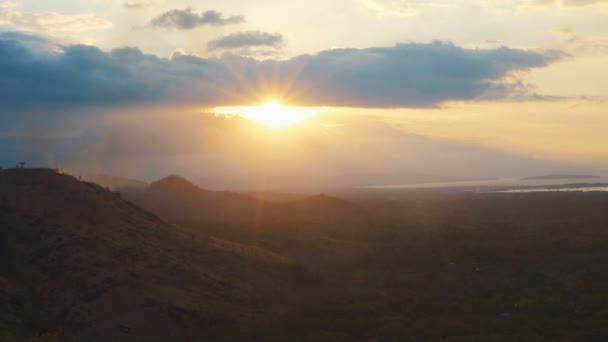 Hills landskap i solnedgång, liten brand på kulle — Stockvideo