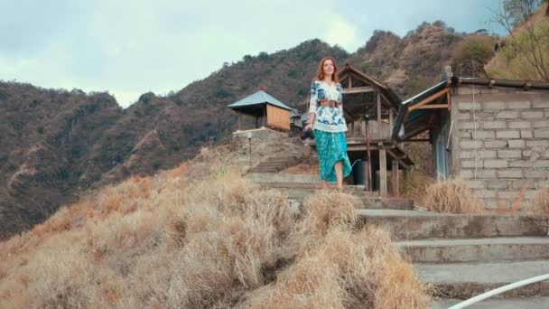 Jonge Kaukasische vrouw lopen naar beneden naar Pura Batu Korsi heuvel tempel — Stockvideo