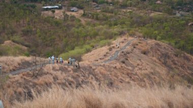 Bali dili insanlarda Pura Batu Korsi hill tapınaktan yürüyüş töreni kıyafetleri