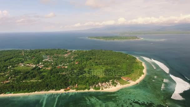 Flygfoto över Gili Meno ön från drone, Indonesien — Stockvideo
