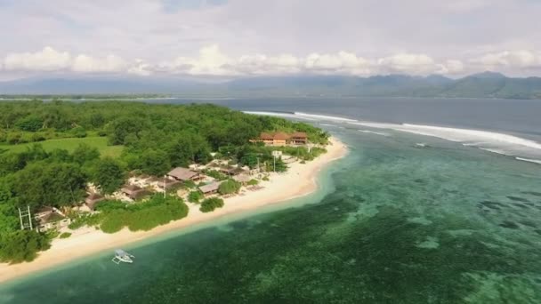 Luftaufnahme der Insel Gili Meno von einer Drohne mit Lombok-Bergen im Hintergrund — Stockvideo