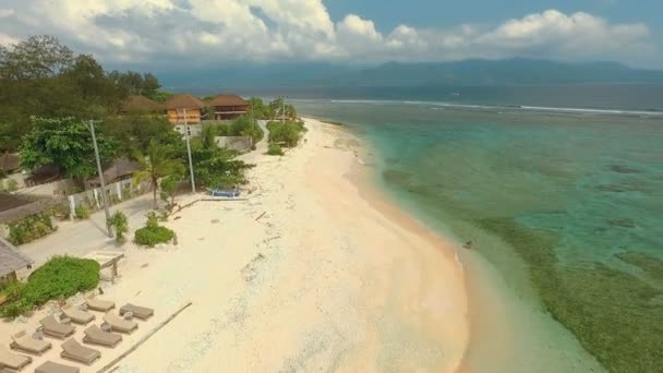 Luftaufnahme vom Strand von Gili Meno von einer Drohne mit Lombok-Bergen im Hintergrund — Stockvideo