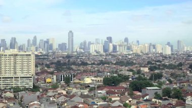 Küçük evler ve arkalarındaki gökdelenler Jakarta, Endonezya