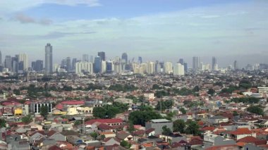 Küçük evler ve arkalarındaki gökdelenler Jakarta, Endonezya