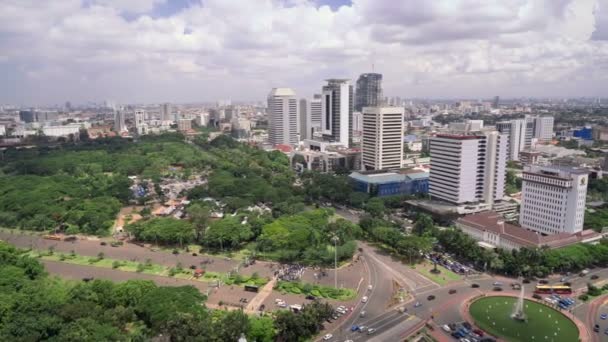 Merdeka Square Pan ve Jakarta Merkezi içinde gökdelenler — Stok video