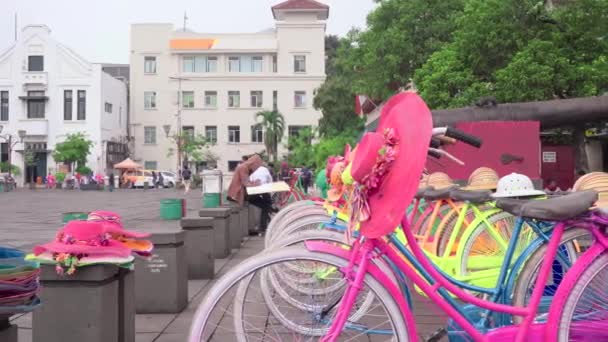 Close up de bicicletas coloridas na Praça Fatahillah em Kota, Jacartas cidade velha — Vídeo de Stock