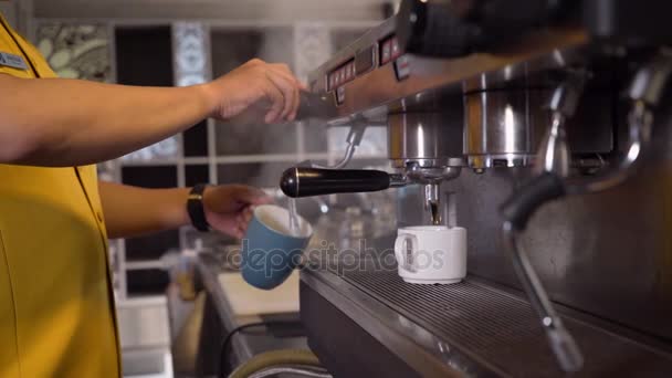 Primer plano de la máquina de café en el trabajo — Vídeos de Stock