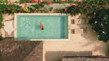 Villa yüzme havuzunda çiftin hava Üstten Görünüm