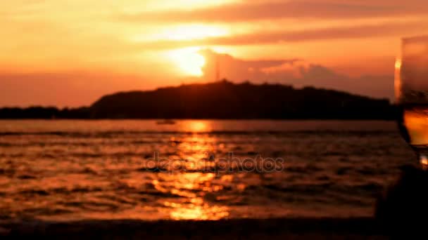 Primo piano di bicchieri di vino tintinnio di fronte al tramonto dell'oceano — Video Stock