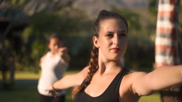 Primer plano de cara de mujer haciendo yoga al aire libre — Vídeo de stock