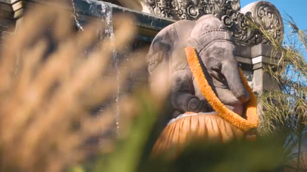 Ganesha standbeeld voor stenen fontein — Stockvideo