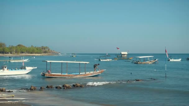 Playa de Pemuteran con barcos y colinas — Vídeos de Stock