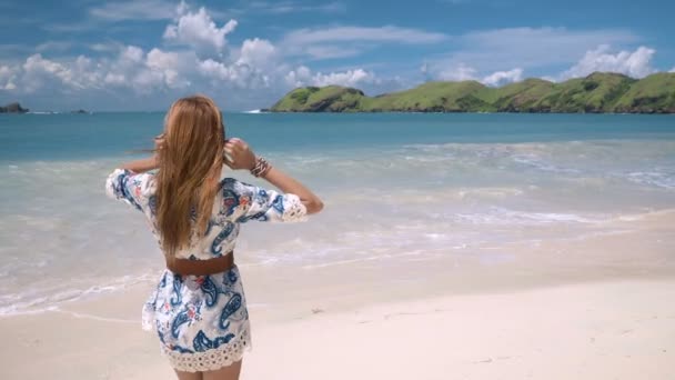 Lombok, Endonezya beyaz kum plaj keyfi kız — Stok video