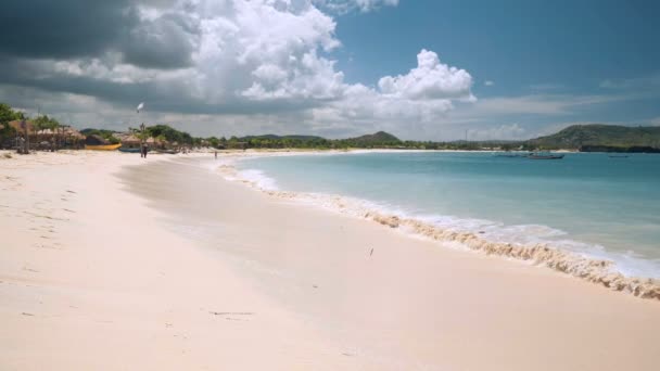 Biały piasek plaży Tanjung Aan z turkusową wodą w Lombok, Indonezja — Wideo stockowe