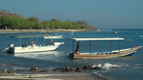 Παραλία: Πεμουτεράν με βάρκες και λόφους — Αρχείο Βίντεο