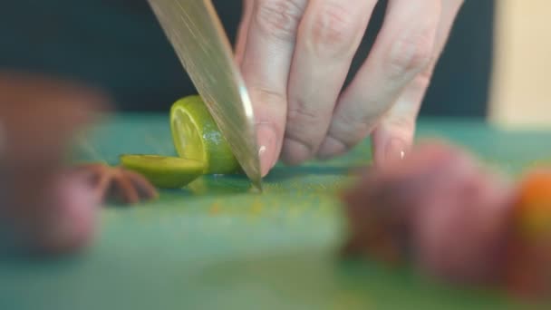 Nahaufnahme von kaukasischen Frauenhänden, die Kalk schneiden — Stockvideo