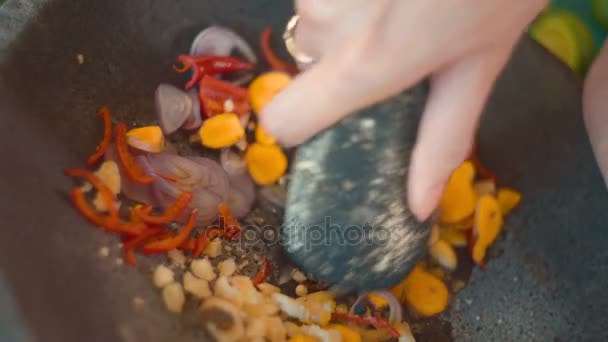 Mortir dan alu closeup, kelas memasak Bali — Stok Video