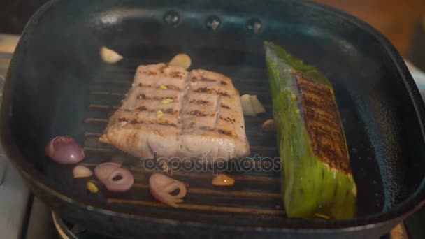 Close up grilling fish on balinese cooking class — Stock Video