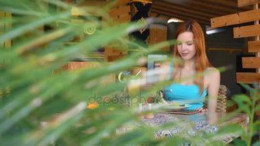 Yeni bir tabak restoranda çalışan beyaz kadın