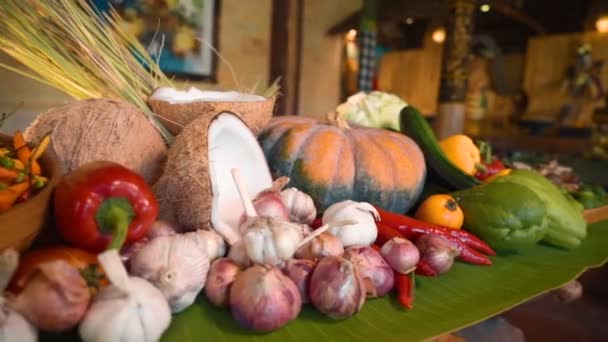 Экспозиция свежих овощей на уроке балийской кухни — стоковое видео