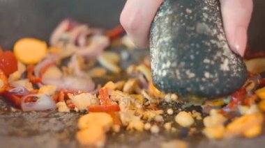 Bali dili pişirme sınıf harç ve havaneli kullanarak