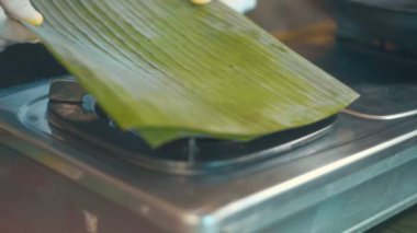 Muz yaprakları ateşte Isıtma yakın çekim