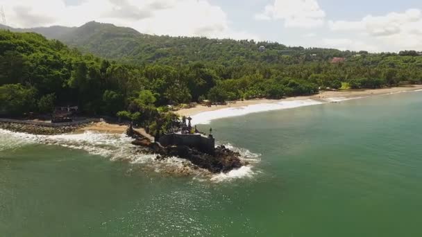 Vista aérea do templo hindu Pura Batu Bolong em Lombok, Indonésia, círculo ao redor — Vídeo de Stock