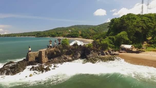 Vista aérea del templo hindú de Pura Batu Bolong en Lombok, Indonesia, círculo alrededor — Vídeos de Stock