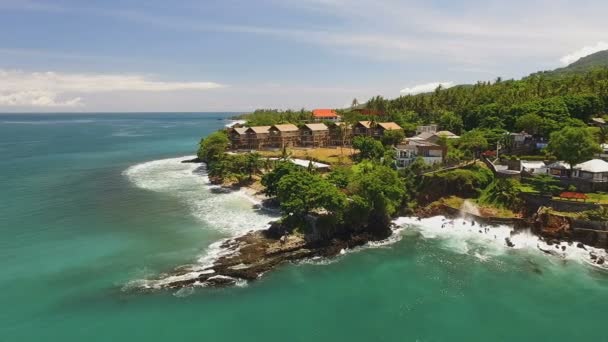 Vista aérea de una costa rocosa con villas en Lombok, Indonesia — Vídeos de Stock