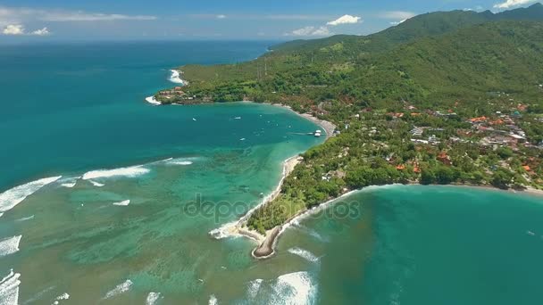 Widok z lotu ptaka miasta Senggigi beach w Lombok, Indonezja — Wideo stockowe